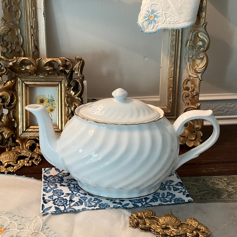 Arthur Wood & Son Elegant White Teapot with Gold Trim - Picture 2 of 8